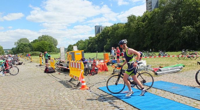 The average time for a sprint triathlon
