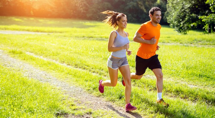 runners taking part in a 10k to burn calories