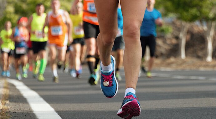 runners taking part in a marathon to burn calories
